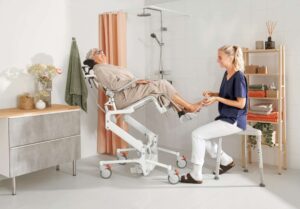 Etac Alto Electronic Mobile Shower Commode with Pan Holder - Image 8